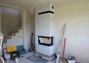 139 – zabudowa kominka na wkładzie Intra ME BP Slim z rozprowadzeniem ciepłego powietrza na I piętro – Defro Home