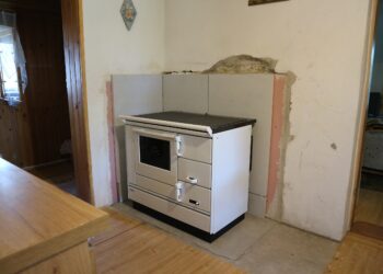247 – montaż kuchni Moravia 9100 biała lewa z płaszczem wodnym w miejscowości Laliki
